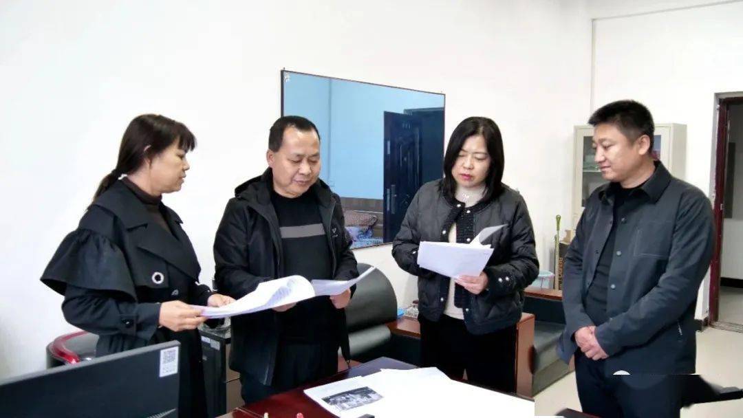 11月22日,延长县延安精神研究会相关负责人先后来到县高级中学,烈士
