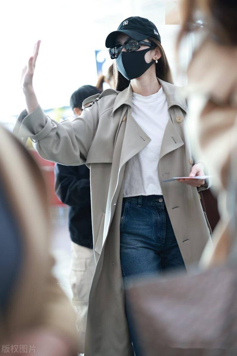 古力娜扎北京机场出发,卡其色风衣气质时尚