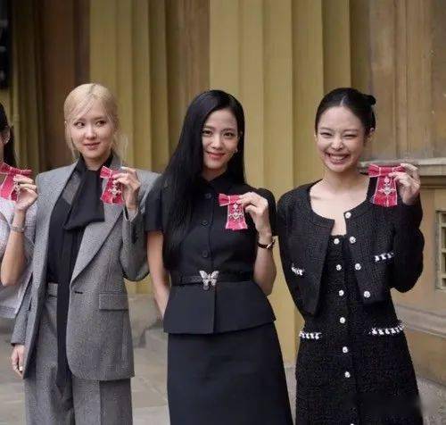 查尔斯给blackpink发大英勋章,最抢镜的是凯特王妃的红衣美腿!