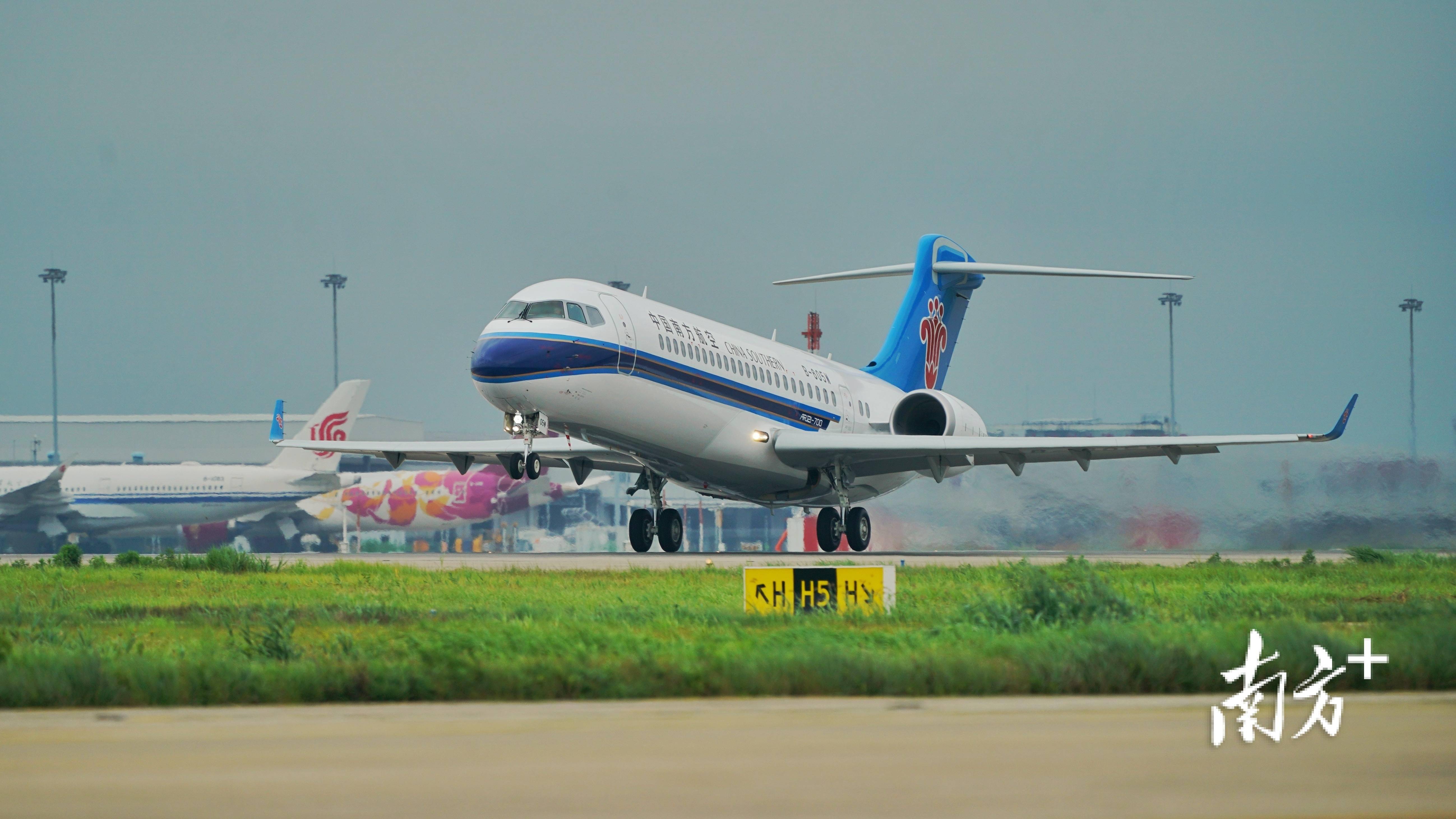 国产客机arj21载客突破1000万人次_飞机_南方航空_运营