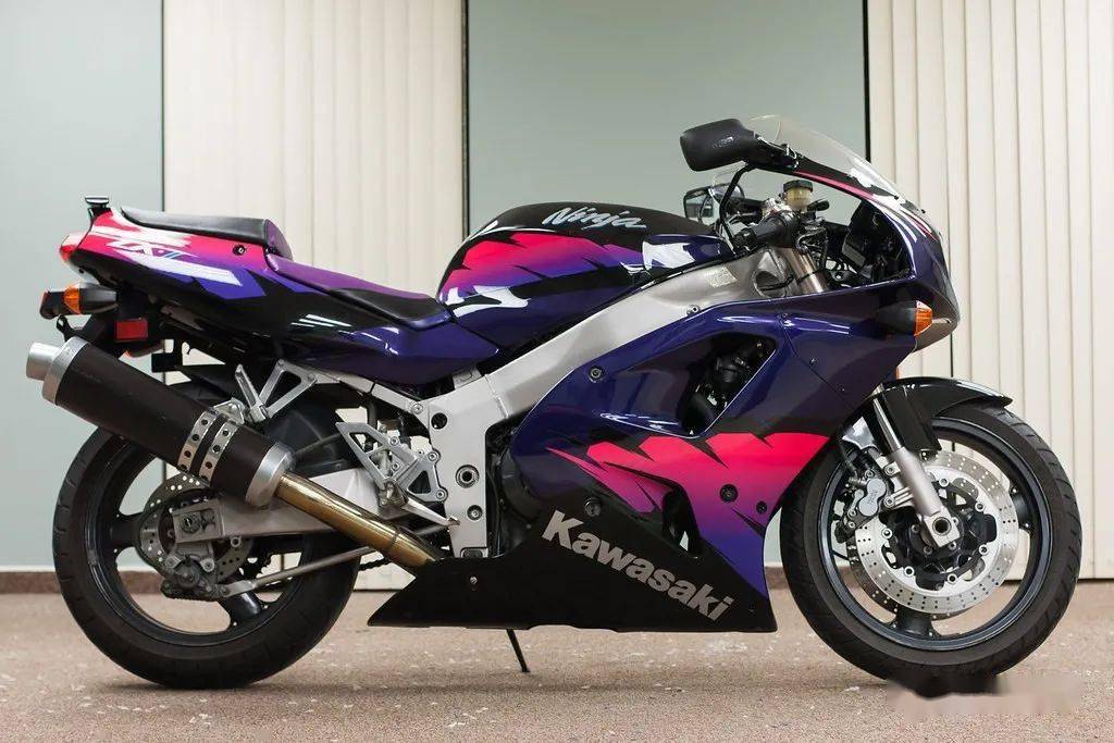 在配色部分,英国川崎与kardesign合作,以致敬1994年的ninja zxr750(zx