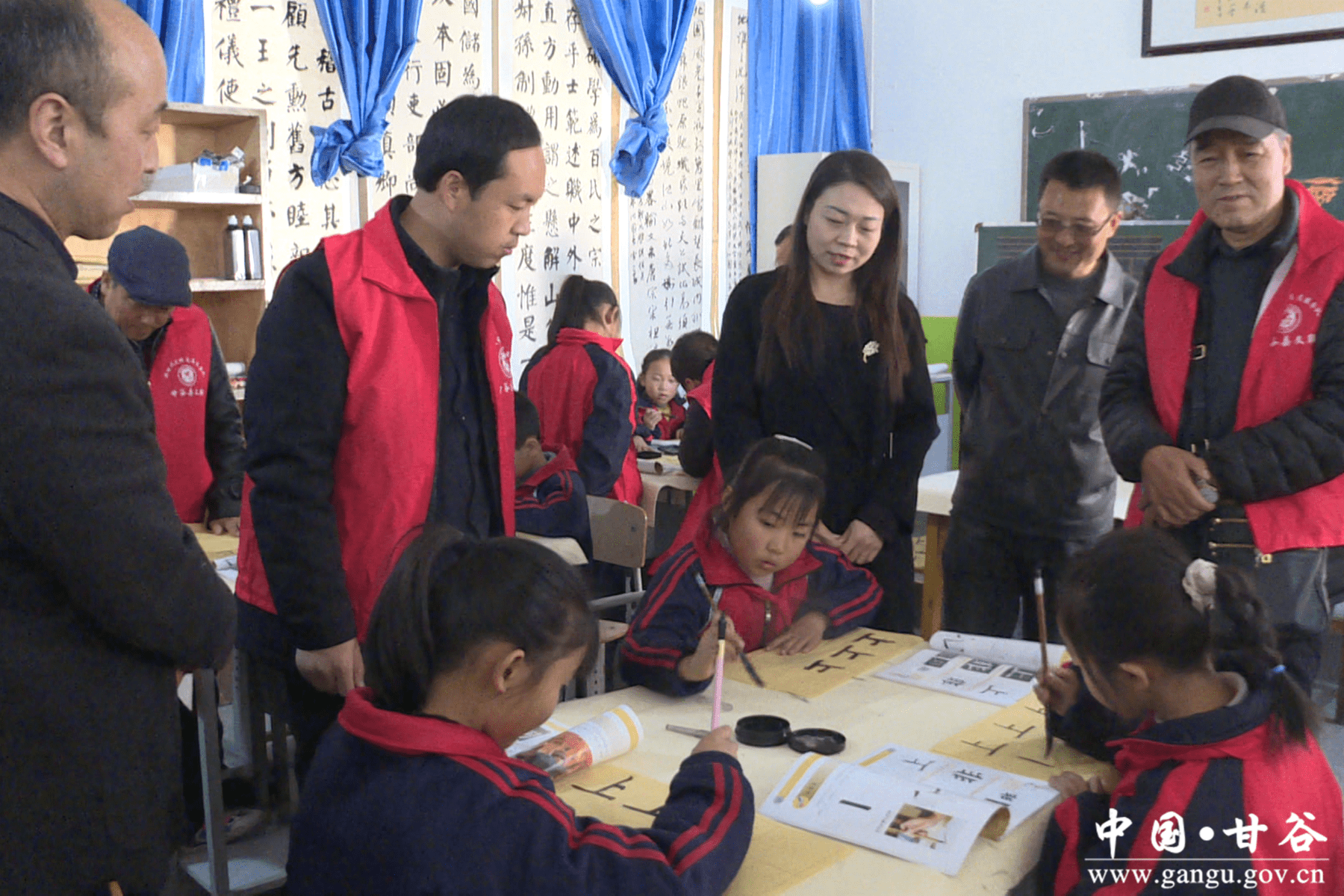 新甘谷讯【记者 赵小勇】为全面提高学生人文素养,弘扬校园书法文化