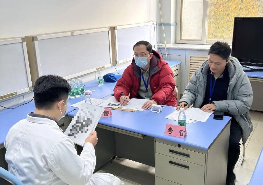 考试前,由教育处处长孙宇庆启封试卷并对考官进行集中培训,介绍了题目