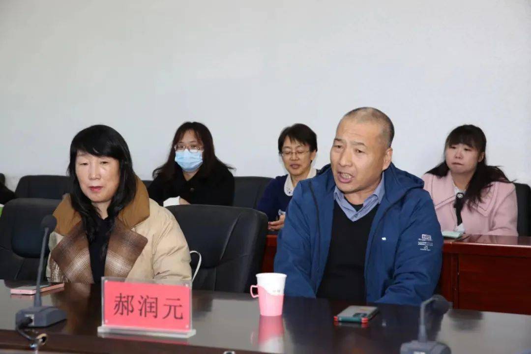 【阳泉一中】阳泉一中2023年退休教师座谈会_发展_传承_梁静