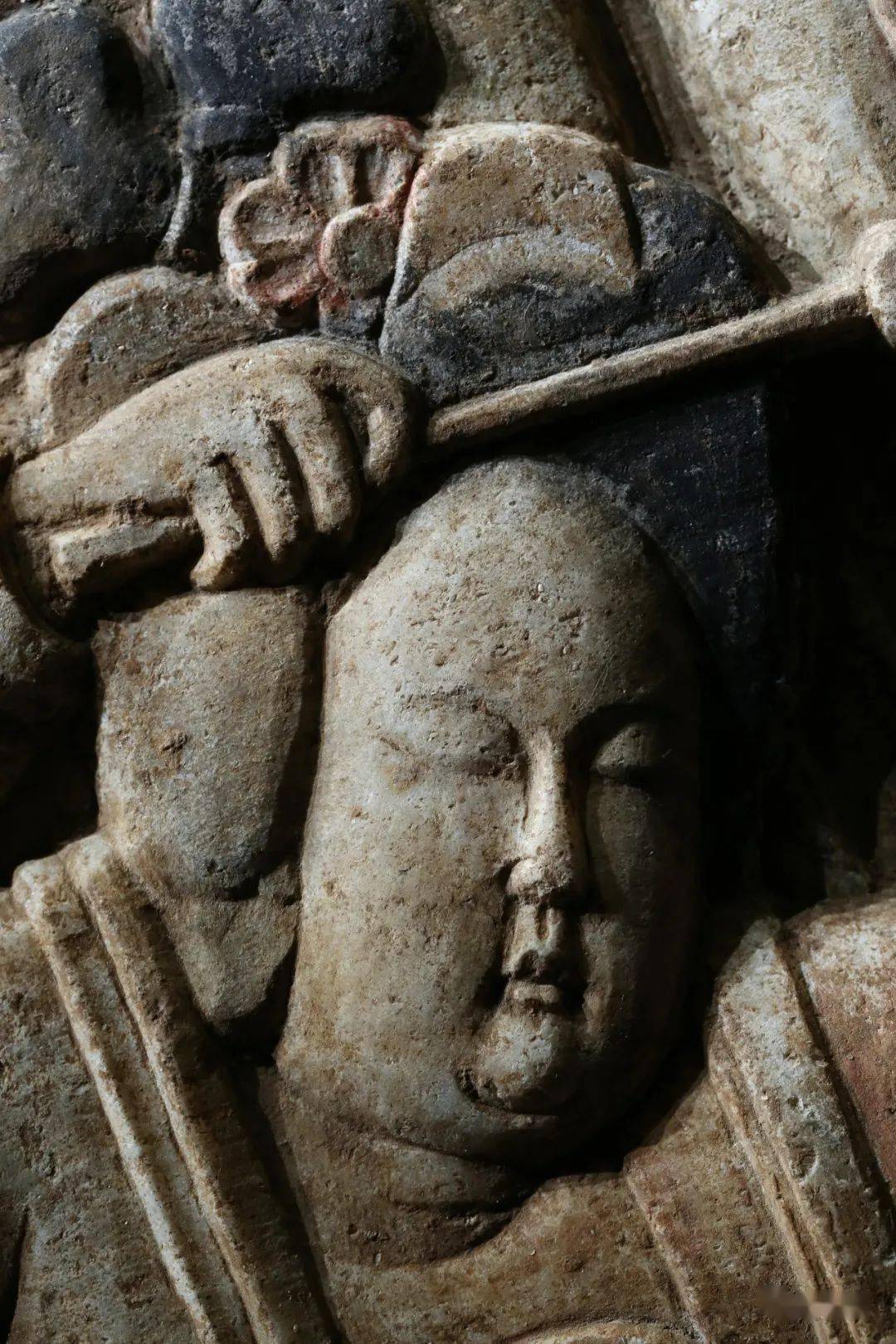 彩绘散乐浮雕共计15个人物,其中乐女13人,分列为前后两排.