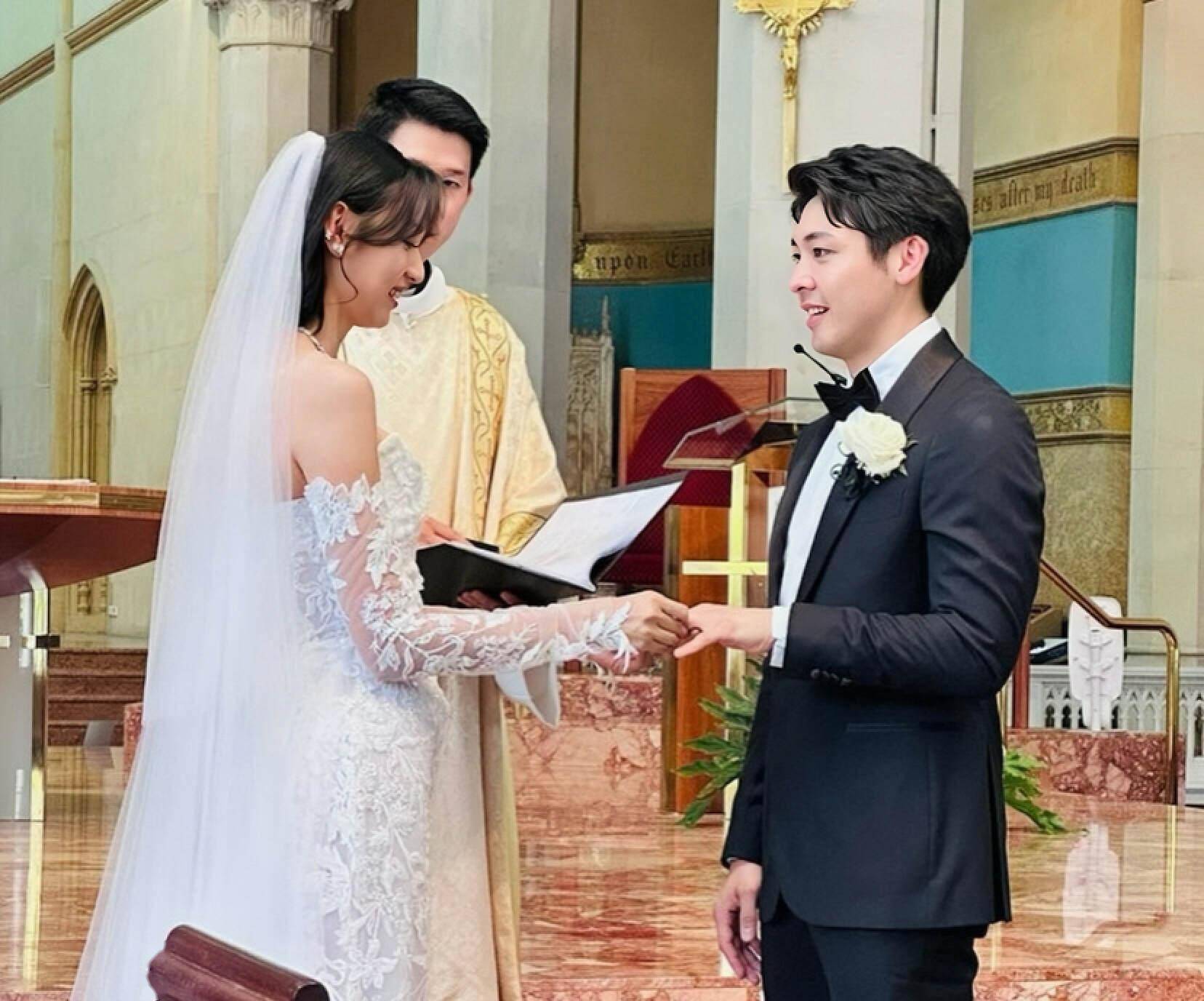 恭喜！香港知名女星与丈夫补办婚礼，未婚先孕做单亲妈妈多年  第4张