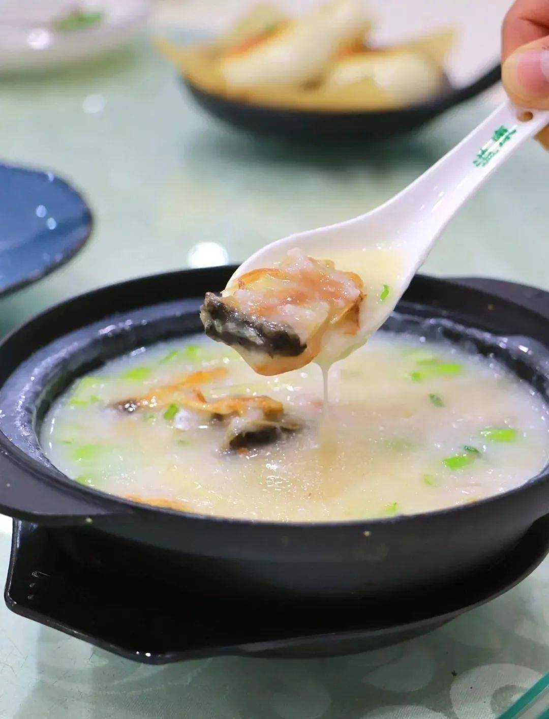 鱼骨经过油煎,达到增香去腥的效果,再投入粥中翻滚,米花裹住鱼肉,而