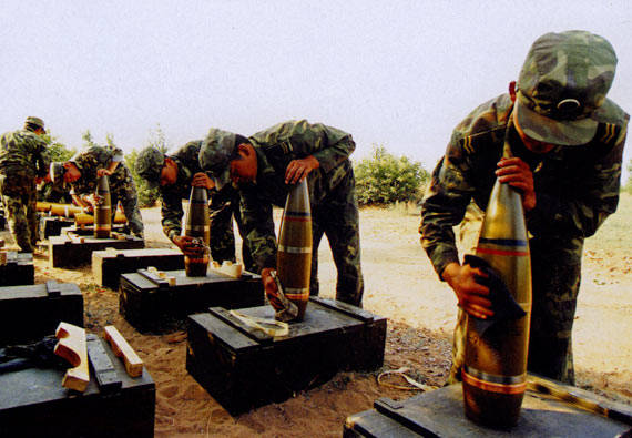 军营往事:军械科长突发奇想,将152毫米炮弹放火上烤结果三死一伤_磨盘