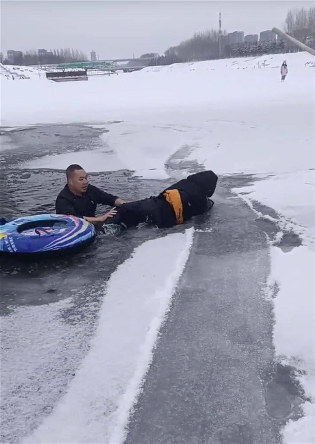 他谢绝了孩子奶奶的酬金,只收下一瓶饮料_男孩_男子_视频