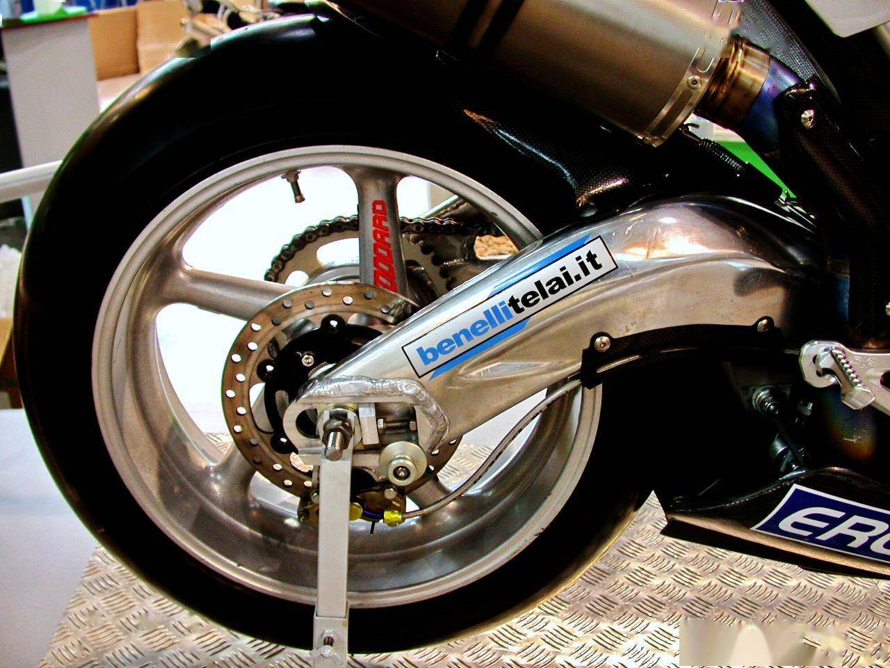 老照片:贝纳利 worldsbk 工厂赛车 tornado 900 龙卷风