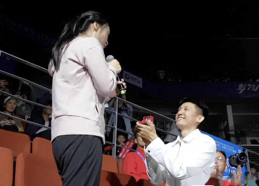 薛松现场浪漫求婚_中国羽毛球_阶段_微博