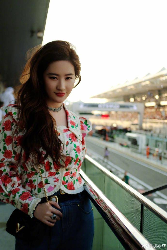 "神仙姐姐"刘亦菲现身阿布扎比f1赛场,罕见晒九宫格美照,穿花朵上衣染