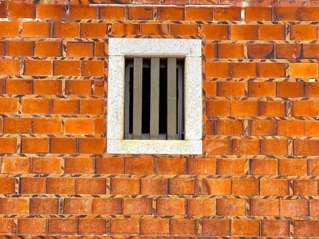 闽南古厝一种独特的砌墙方式,利用形状各异的石材,红砖和瓦砾的交错