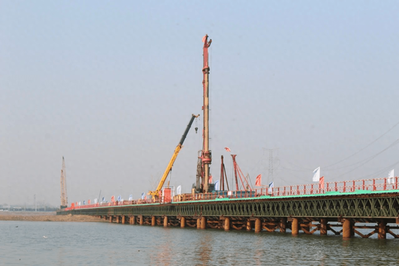 平漯周高铁全线最长钢栈桥顺利合龙_周口_施工_平顶山西站