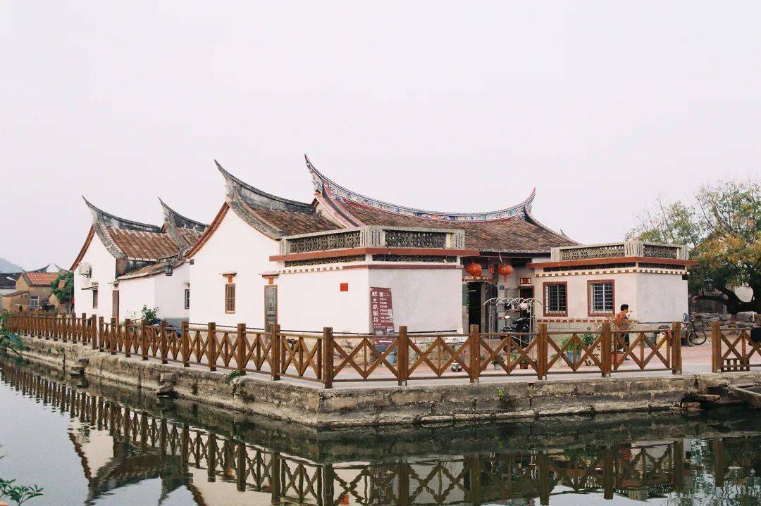 燕尾脊是闽南古厝中最常使用的一种屋脊形式,高高翘起,直指天空,独特