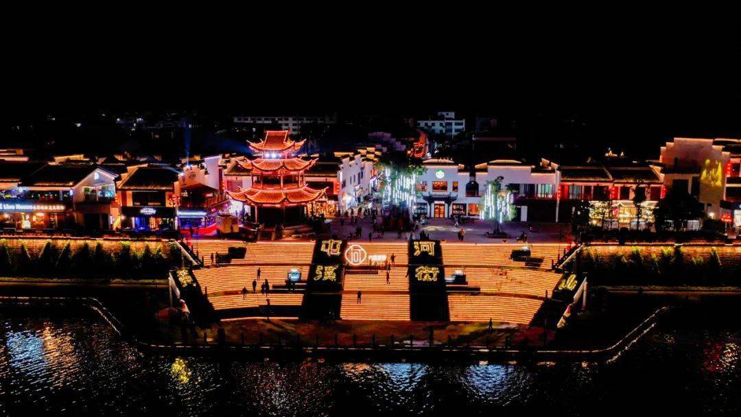 城,街,江平行的带状空间肌理深度融合,重现徽商荣归故里的沉浸