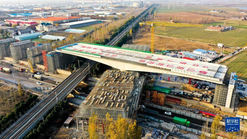 济曲快速路上跨京沪铁路立交桥连续梁转体成功_作业_照片_郭绪雷