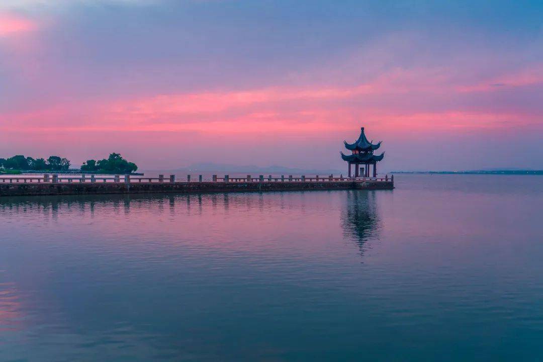 走上碼頭,回首園景幽深,再眺望漁帆點點,只覺天地之闊,山水亦然.