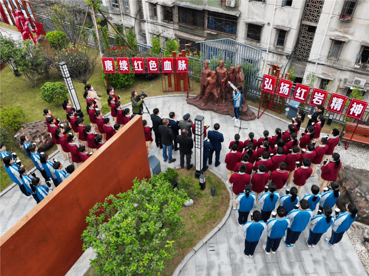 11月27日下午,"红岩精神永放光芒"专题巡展走进龙洲湾中学,通过展牌