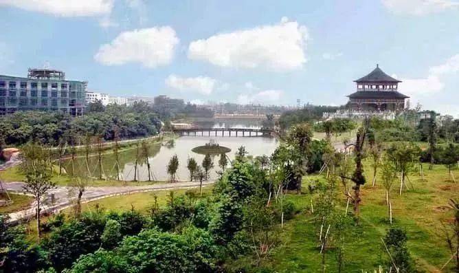 抚州人民公园抚州人民公园,位于西湖旁城区中心地带,是最接地气的公园