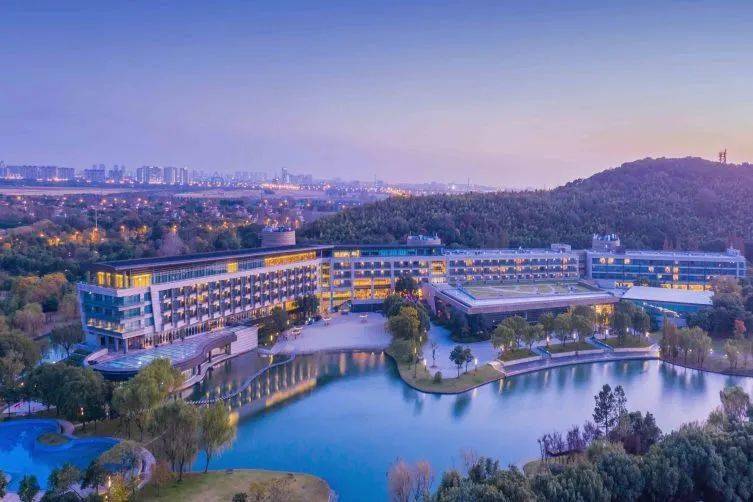 趣游佘山|初冬漫游计划,来佘山度假区享受静谧闲适_月湖_四季_蓝精灵