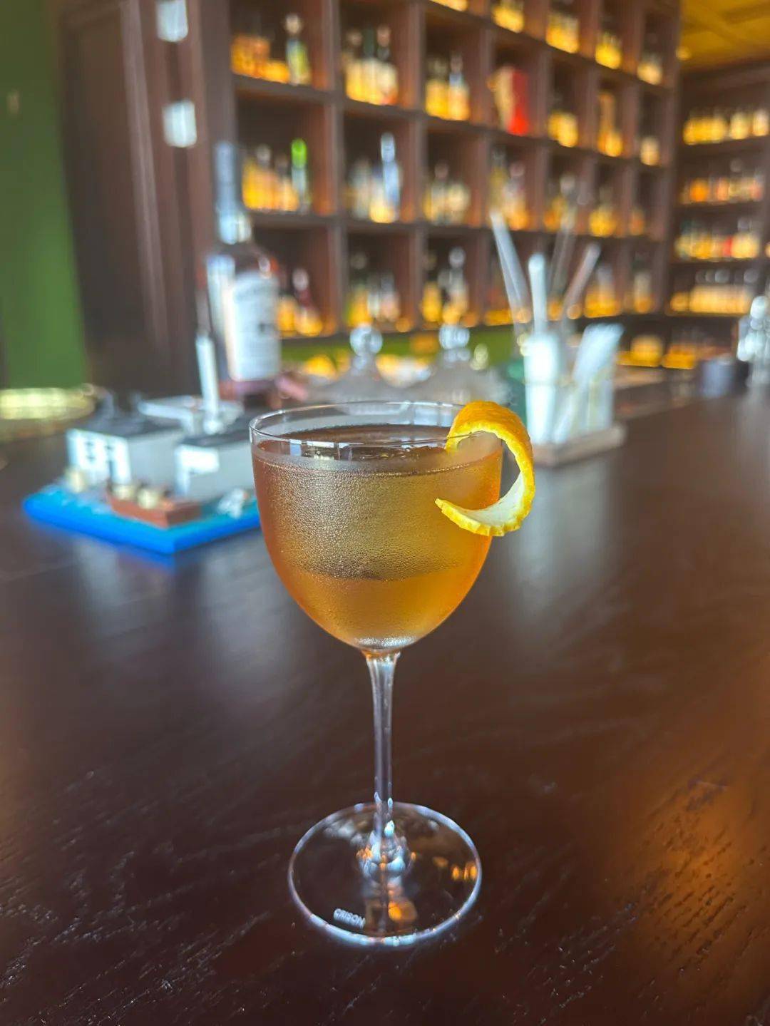 在加入自制菠萝朗姆酒和法国廊酒,像是失恋的调酒师用两种最极端的