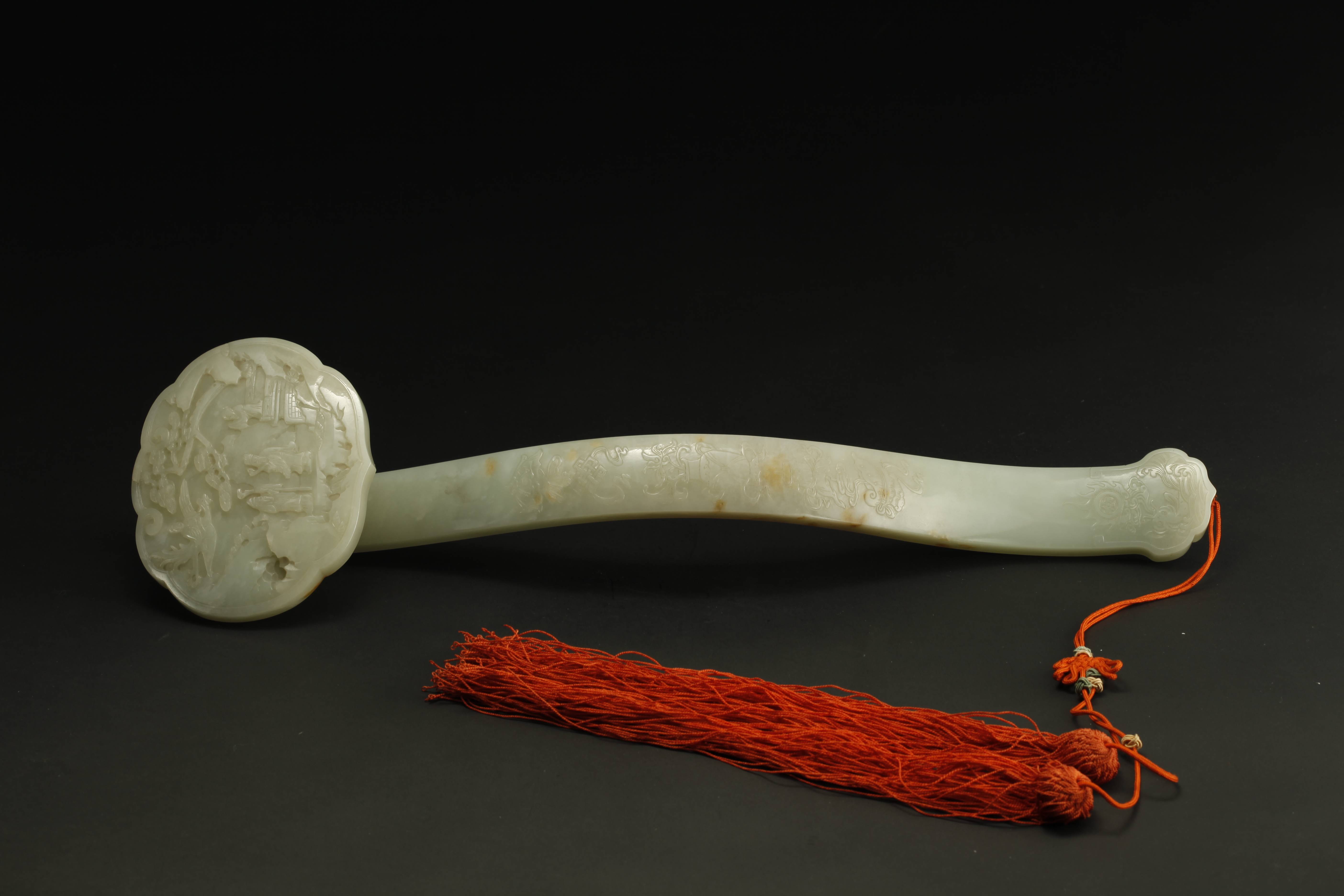 清代白玉如意清代紫檀嵌螺钿三镶式玉如意,端首屈起,呈灵芝状,长曲柄