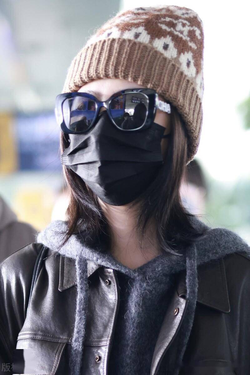 街拍:谭松韵深棕色衬衫夹克 棕色阔腿裤 针织帽温柔亲切_成都_到达