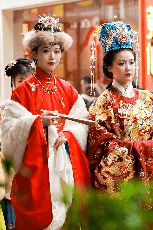 "就是"见客入来,袜刬金钗溜.