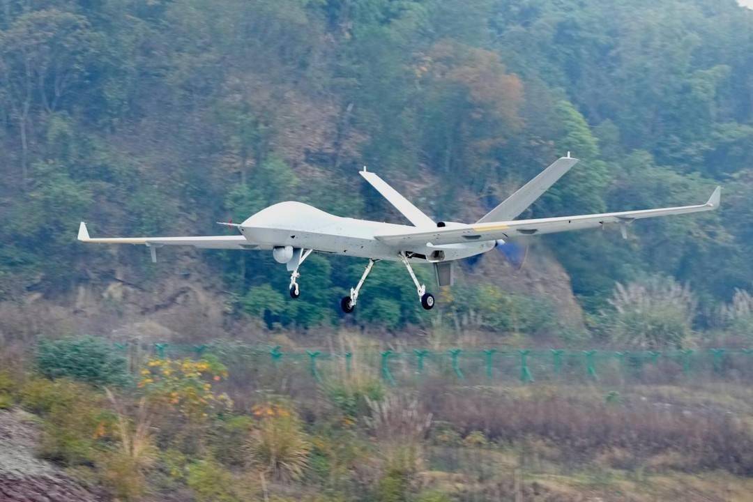 翼龙-2无人机飞行表演展示出色性能 高清光电吊舱数百米高空精准识别