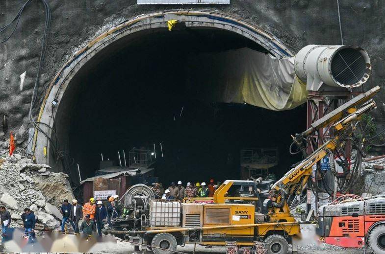喜马拉雅山脉隧道坍塌困住41人,印度工程师试图用手挖出被困工人_钻探