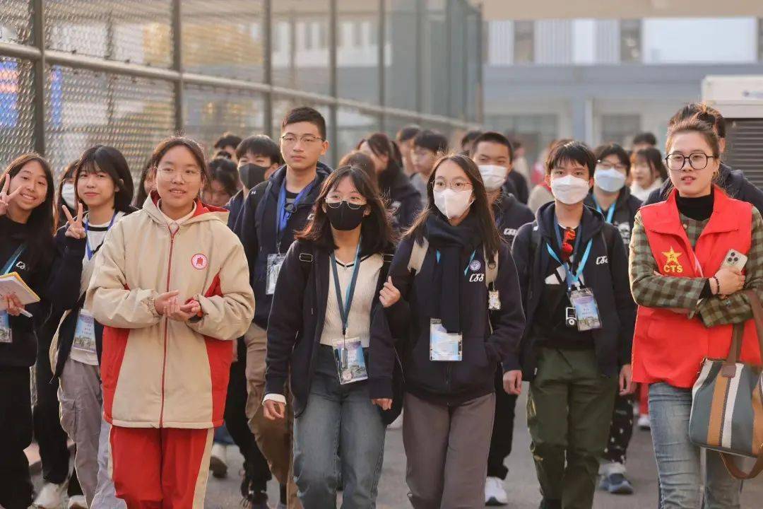 香港高中生們興致盎然地參觀了北師大嘉興附中校園,並分組赴第二課堂