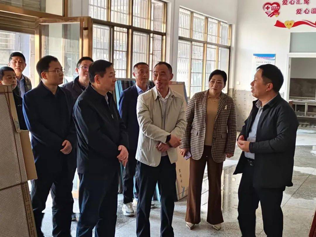 龚建辉一行先后到杨梓镇走访省红十字会常务理事,实地察看芙蓉墩镇