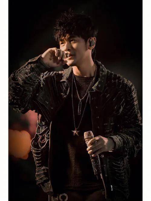 然而,最近热狗(mchotdog)的一首歌曲却引起了公众的广泛关注.