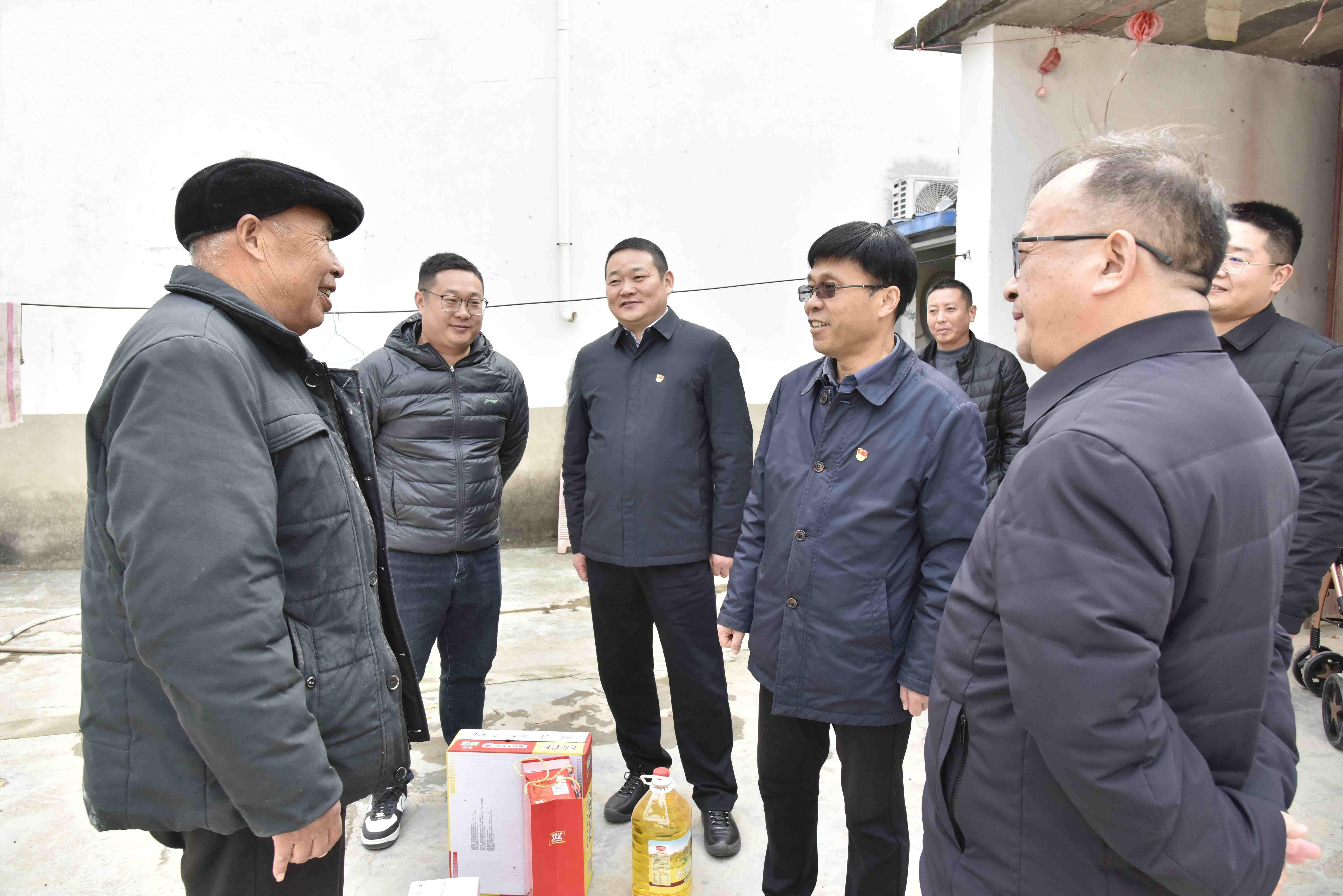 日前,周口市中医院党委书记史卫东一行7人来到沈丘县洪山镇石关村开展