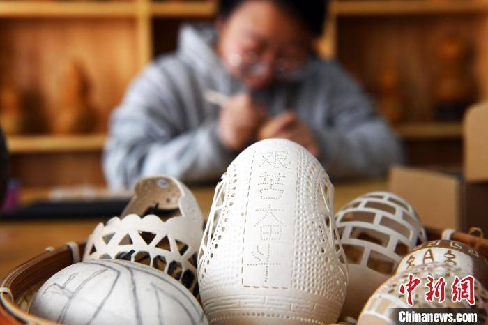蛋雕技艺在大学课堂焕新生:小众非遗亦受"z世代"追捧_艺术_传统_手