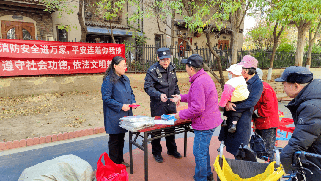 街镇新闻|温暖楼门,和谐邻里——强化宣传教育,筑牢安全防线!潞邑街道多社区开展安全教育活动_居民