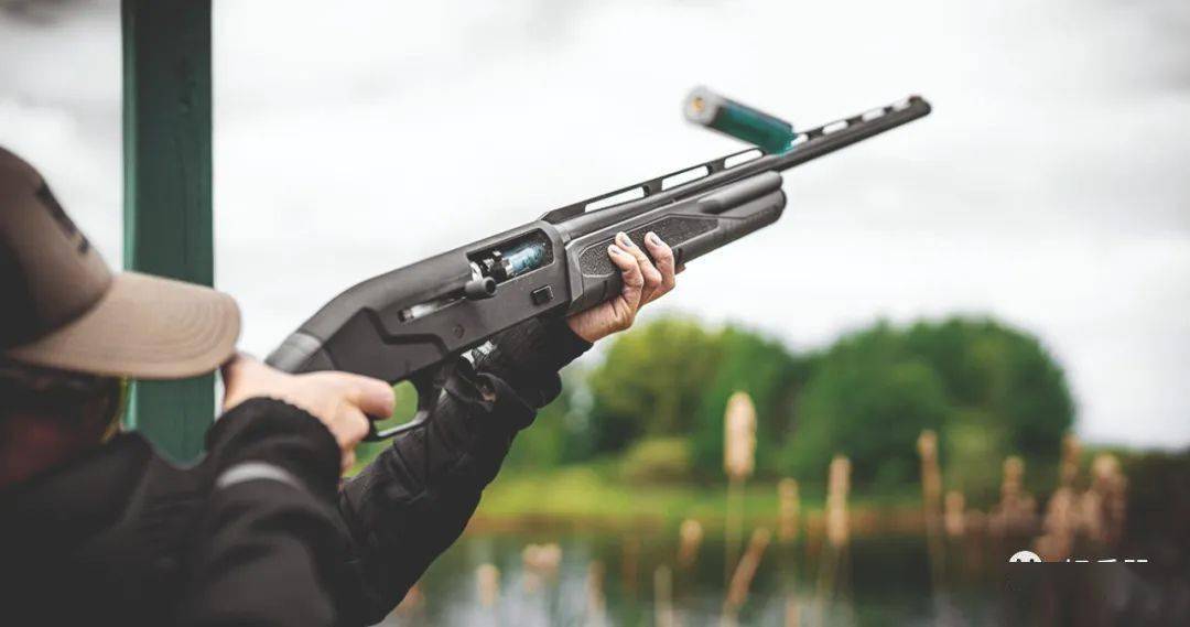 萨维奇半自动导气式霰弹枪,看起来相当炸裂