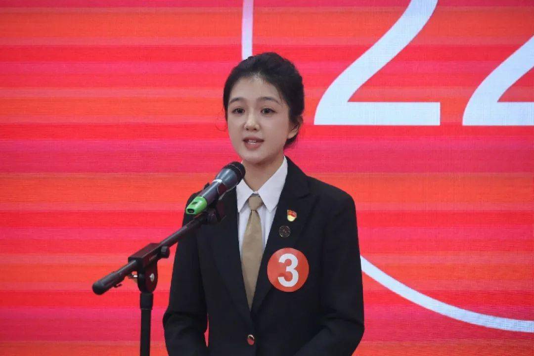 2021級美術學殷孟姣美術學院院長李少波擔任評委老師6