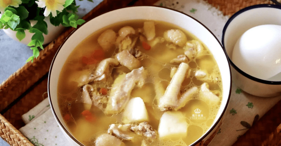 娘酒醉河虾娘酒醉河虾这道菜是客家人的经典名菜,娘酒香醇,河虾肉爽