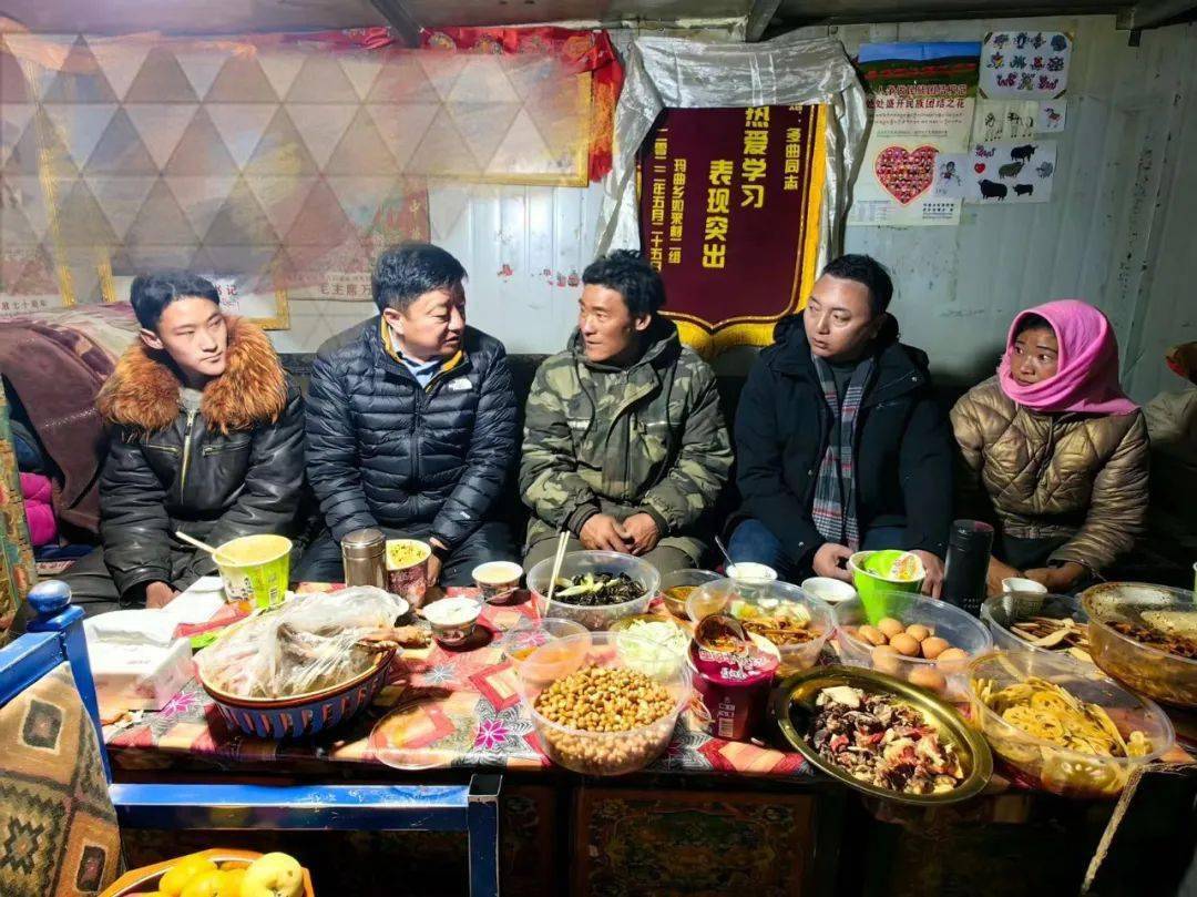 县长普措格来和四大班子和相关部门负责人在安多县委副书记,县长罗杰