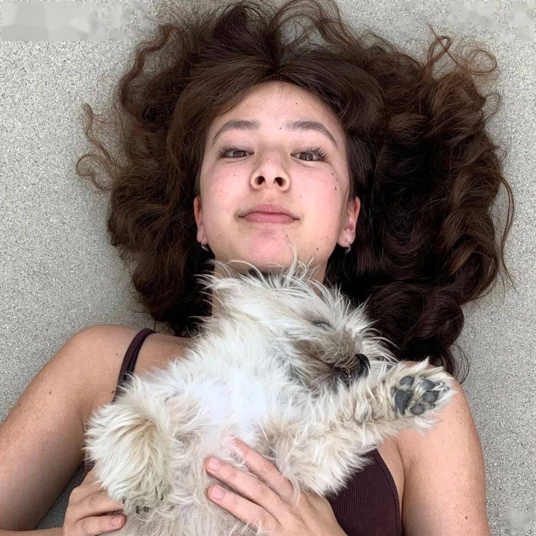 《摩登家庭》的她长大了,有望成为下一个娅娅!_lily_aubrey_韩裔