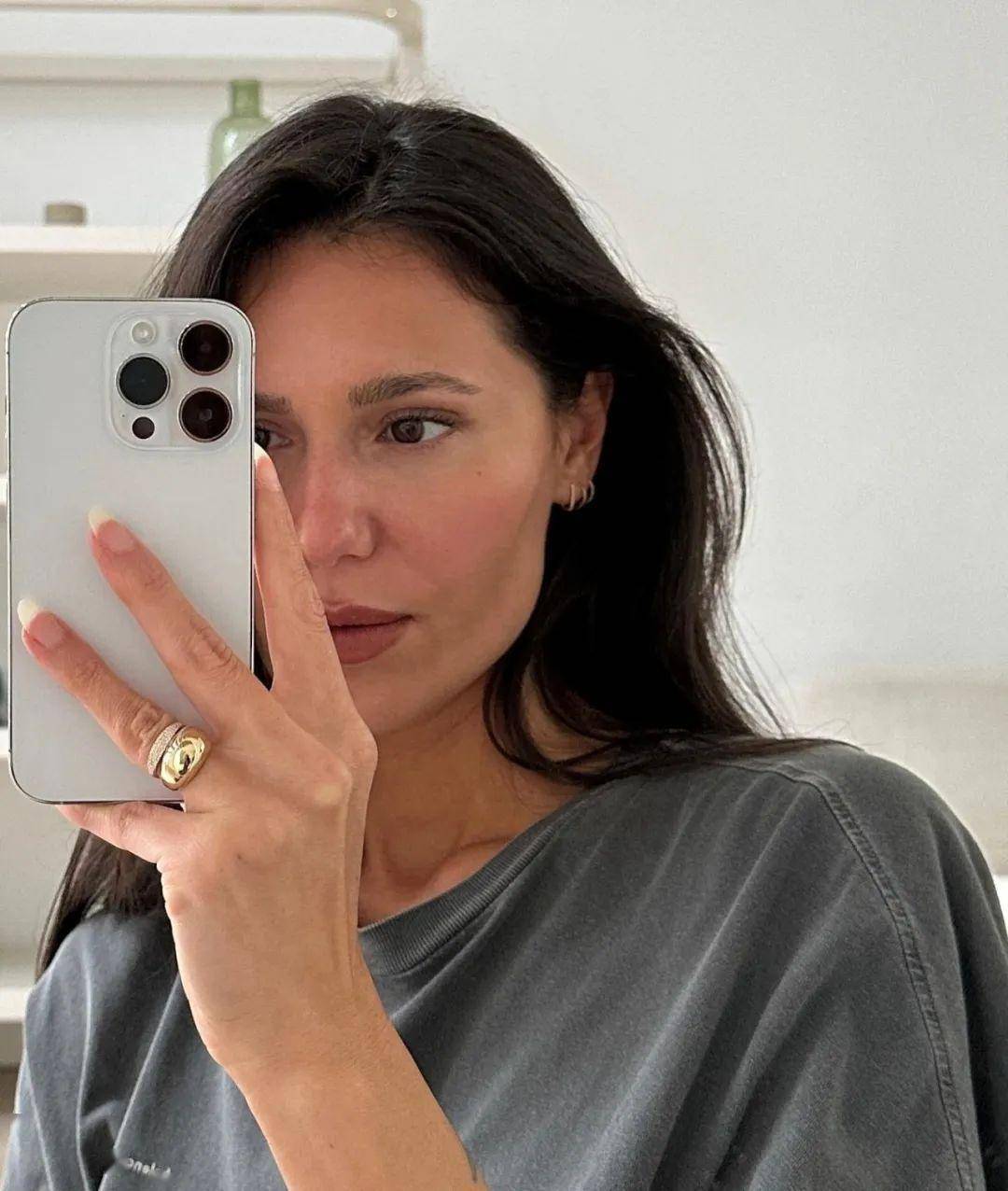 意大利时尚博主gioia giustino手上这颗像圆滚滚的玻璃球,来自vanessa