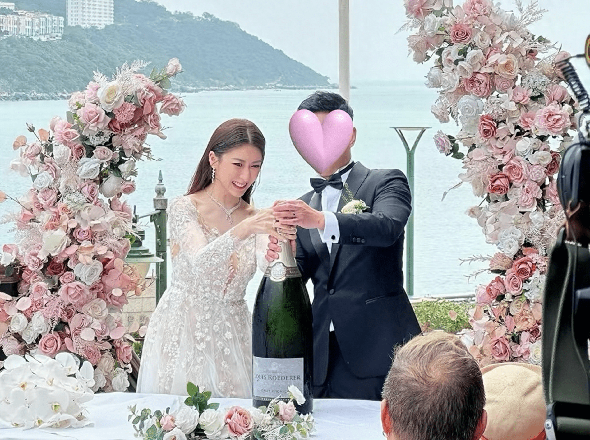 恭喜！香港人气女星签字结婚，退圈多年开跑车住豪宅依旧富贵  第1张