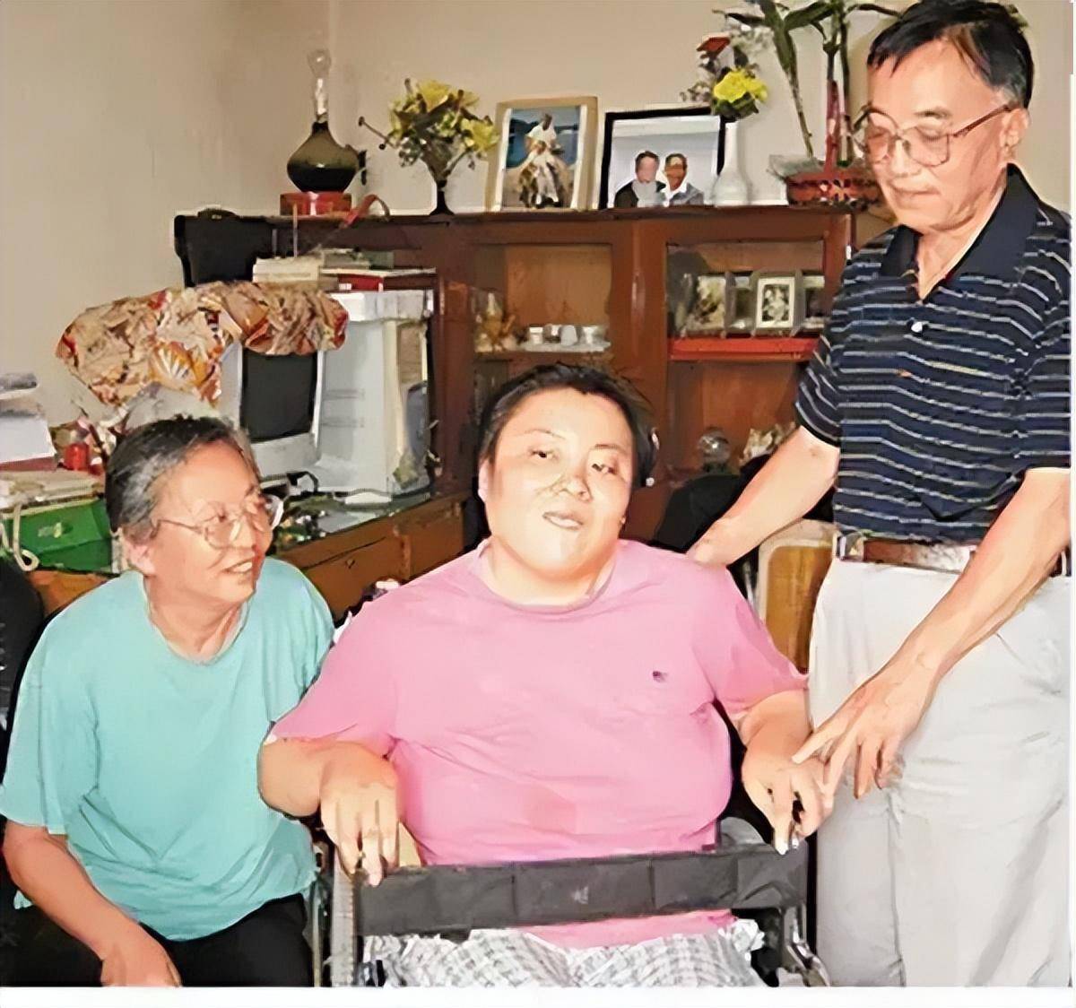 贝志诚是北大学生,曾经是朱令的高中同学,得知朱令患病的消息,主动