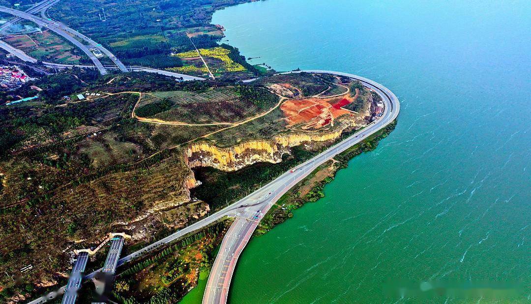 航拍:被誉为昆明最美水上公路,滇池环湖南路.