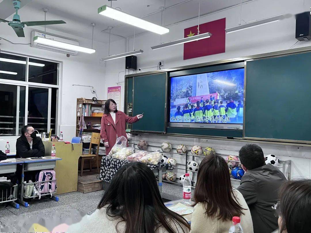 "茶话式"家长会五年级班主任打破"一言堂"传统家长会形式,将班级的