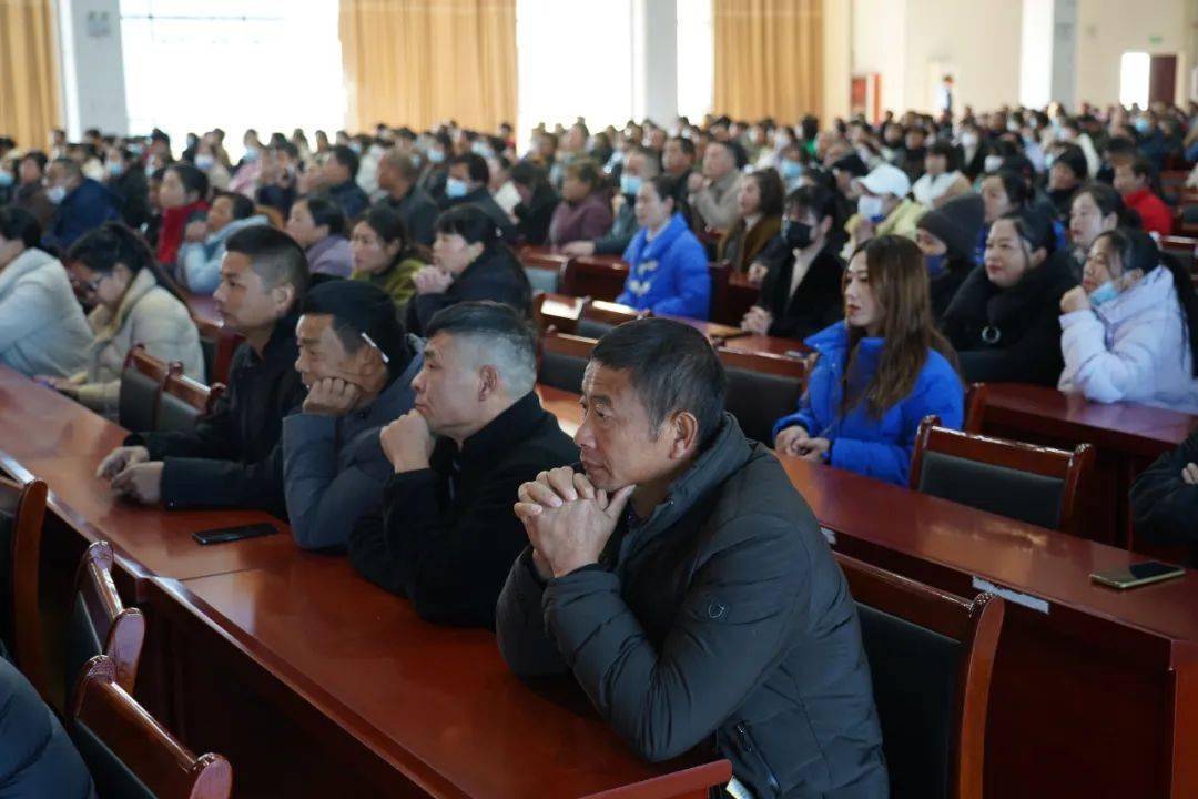 由祁门一中副校长吴晓清主持,第二部分为班级沟通会,由高三各班班主任