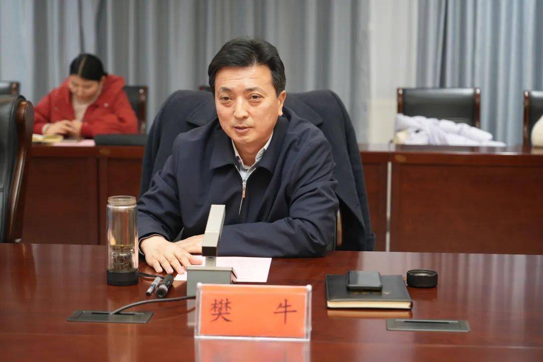 市城市更新服务中心主任戴鹏锐,区领导陈明远