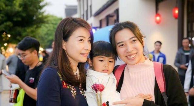 郭晶晶终于不装了,她一反常态的公开炫富,让李湘看了都自愧不如_生活